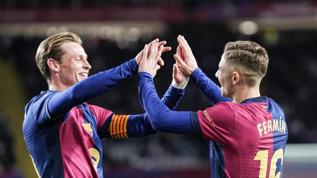 Frenkie de Jong y Fermín López chocan los cinco en el Barça-Valencia