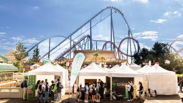 Un grupo de adolescentes se prepara para participar en los EcoEduca School Days en PortAventura World