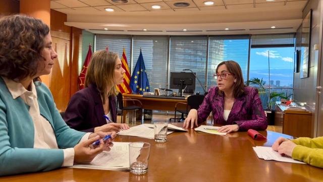 La consellera de Territorio, Vivienda y Transición Ecológica de la Generalitat, Sílvia Paneque, se reúne con la líder de los Comuns en el Parlament, Jéssica Albiach, en la sede de la 'conselleria'