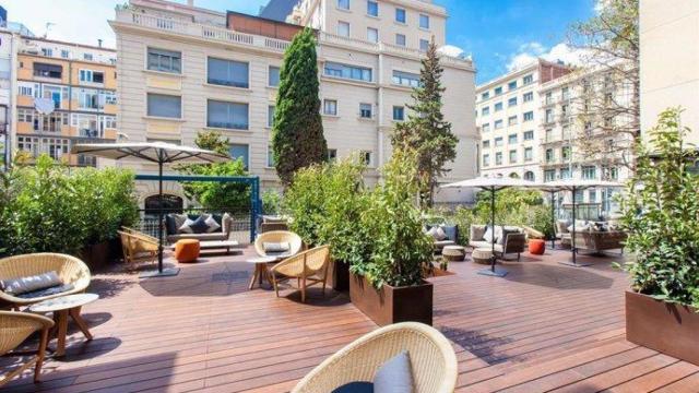 Imagen de la terraza de un hotel de lujo en Bqrcelona