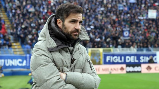 Cesc Fábregas dirige al Como en un partido de la Serie A