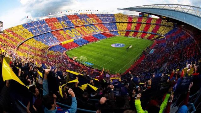 Un impresionante mosaico exhibido en el Camp Nou por la afición culé