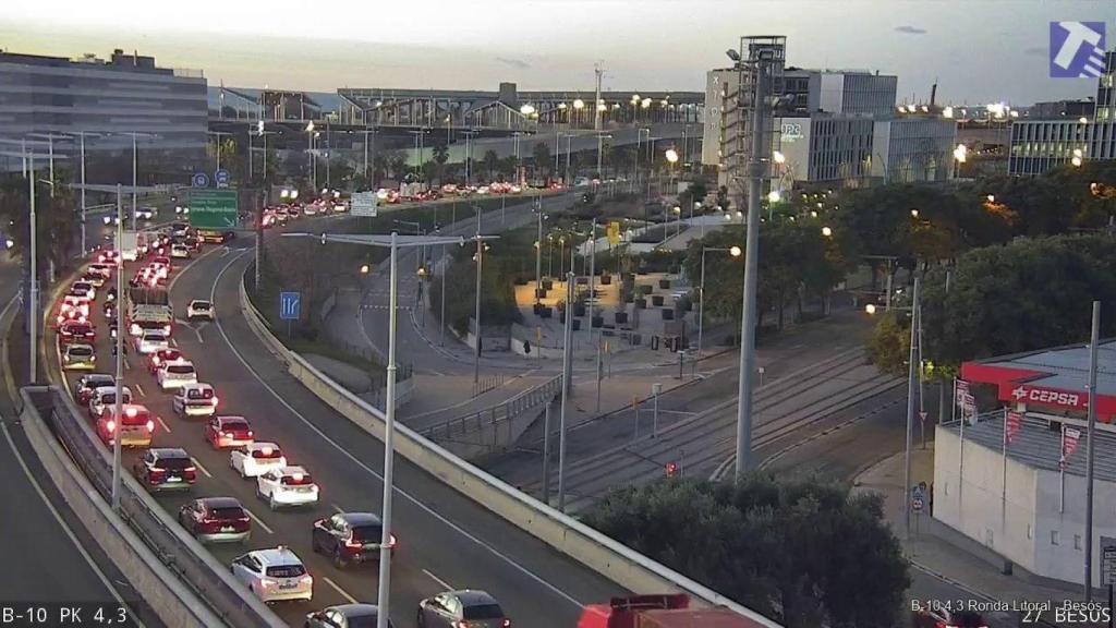 Un atasco en la Ronda Litoral