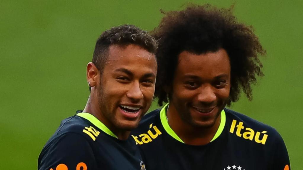 Neymar, junto a Marcelo, durante un entrenamiento con la selección brasileña