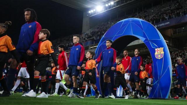 Los futbolistas del Barça, entrando al campo de Montjuïc, para un partido de Champions League