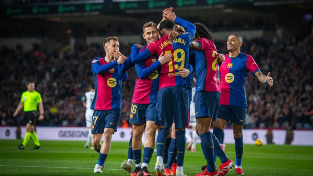 Los jugadores del Barça celebran un gol en la goleada de Liga contra el Valencia en Montjuïc (7-1)