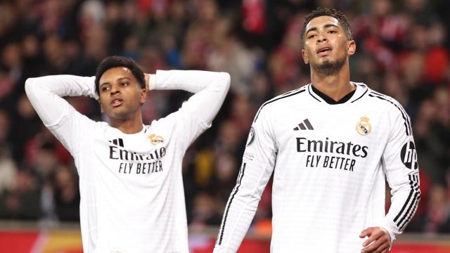 Rodrygo Goes y Jude Bellingham se lamentan por una ocasión fallada del Real Madrid contra el Brest