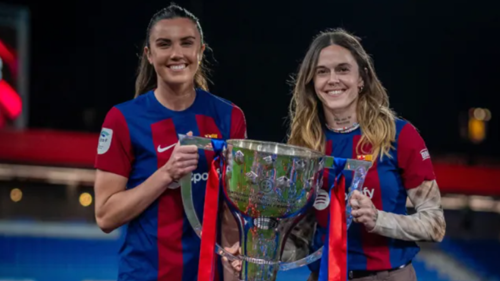 Ingrid Engen y Mapi León posan con el título de Liga F 2023-24, conquistado con el Barça Femenino