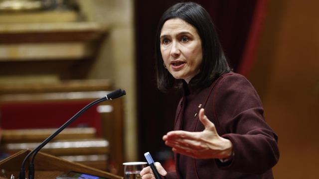 La consellera de Interor de la Generalitat, Nuria Parlón, interviene ante el pleno del Parlament