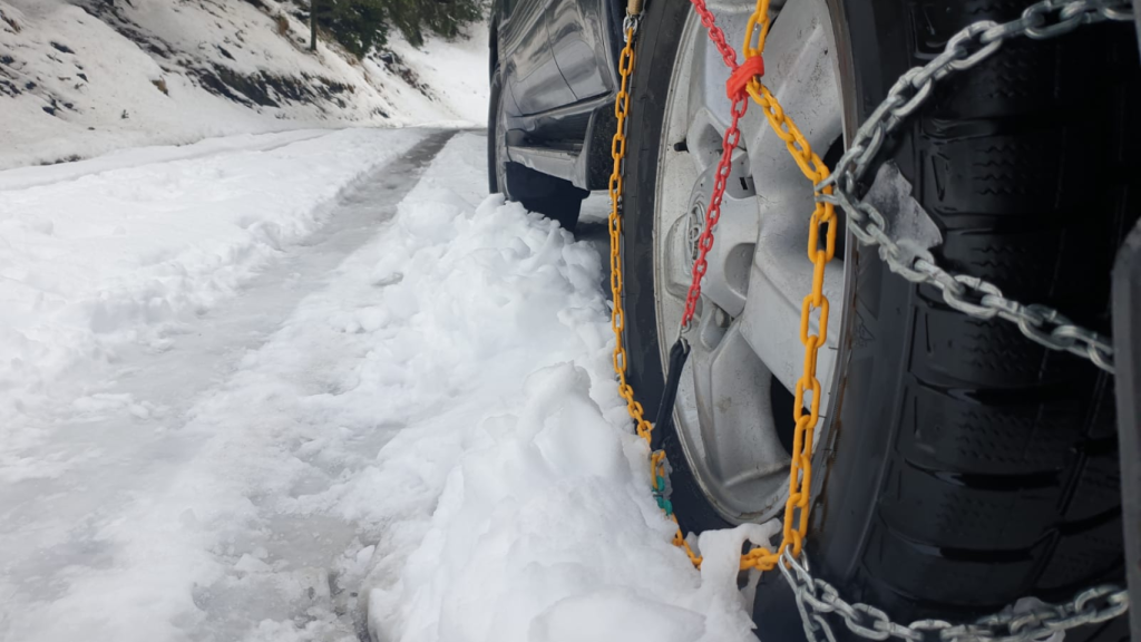 La nieve obliga a poner cadenas (imagen de archivo)