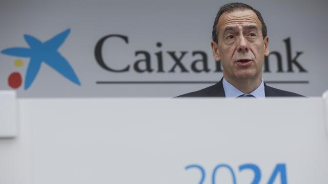 El consejero delegado de CaixaBank, Gonzalo Gortázar, presenta a los medios de comunicación los resultados de la entidad correspondientes al ejercicio 2024, en la sede de Caixabank, en Valencia