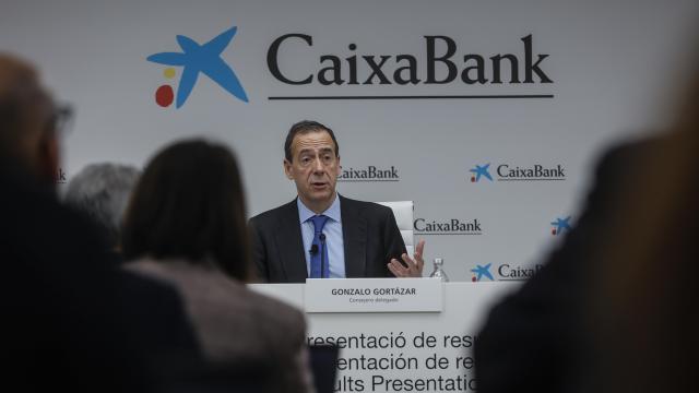 El consejero delegado de CaixaBank, Gonzalo Gortázar, presenta a los medios de comunicación los resultados de la entidad correspondientes al ejercicio 2024, en la sede de Caixabank, en Valencia