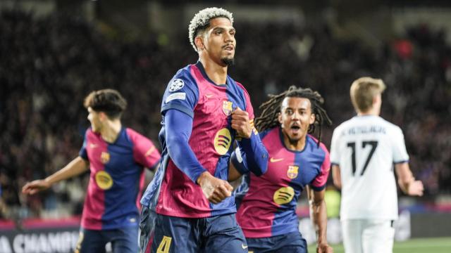 Ronald Araujo y Jules Koundé celebran el segundo gol del Barça contra la Atalanta en Champions League