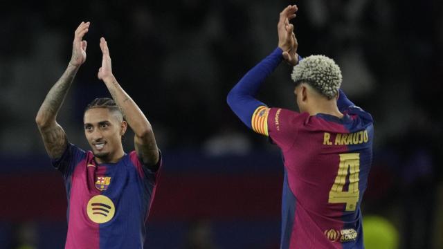 Raphinha y Araujo aplauden a la afición del Barça