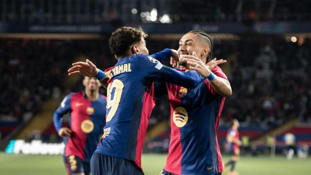 Lamine Yamal y Raphinha se abrazan para celebrar un gol del Barça en Champions League contra la Atalanta en Montjuïc