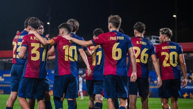 Los jugadores del Barça B se felicitan por una victoria en el Estadi Johan Cruyff