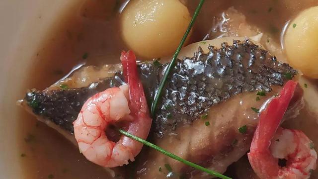 Suquet de corvina con patata y gamba roja