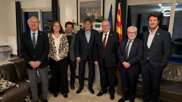 Puigdemont, recibiendo a una delegación de empresarios del metal catalán en Waterloo, encabezada por el presidente de la UPM, Jaume Roura