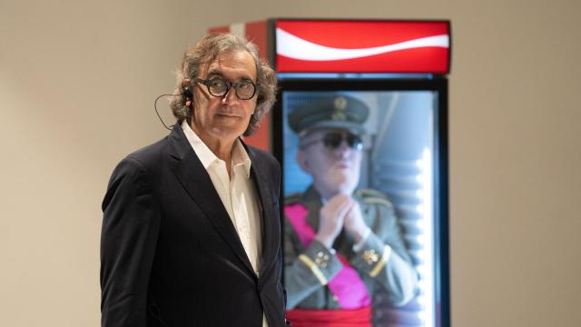 El empresario Tatxo Benet, frente a una obra de su Museo de Arte Prohibido que coloca a Francisco Franco en una nevera de refrescos