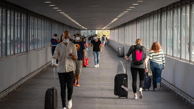 Imagen de una de las pasarelas de acceso al Aeropuerto de El Prat