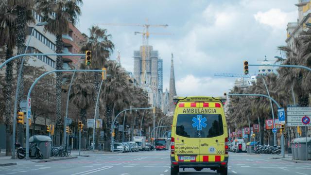 Imagen de una ambulancia del SEM en Barcelona ciudad