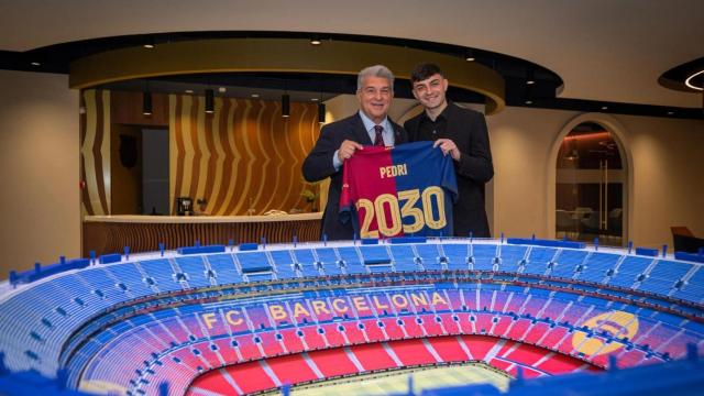 Joan Laporta y Pedri formalizan la renovación del volante canario por el Barça hasta 2030