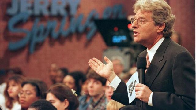 Jerry Springer, padre de la telebasura, en la miniserie de Netflix