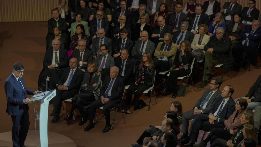 El presidente de la Generalitat, Salvador Illa, en una conferencia en la Escuela Industrial de Barcelona ante destacados representantes de la sociedad civil y la economía catalanas