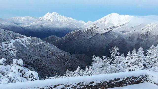 Nieve en el refugio de alta montaña de Rebost