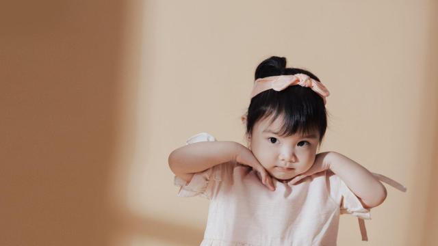 Una niña con diadema