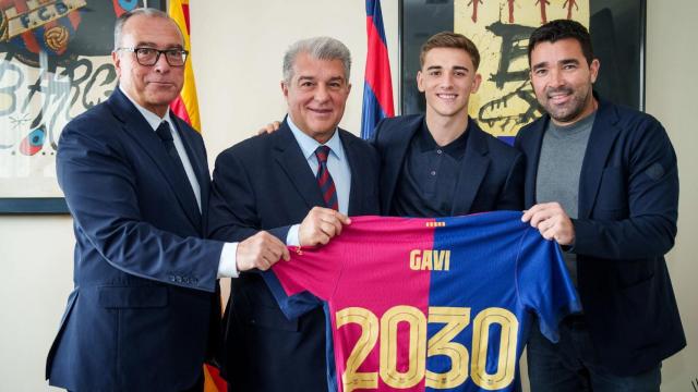 Rafa Yuste, Joan Laporta y Deco, en la renovación del contrato de Gavi