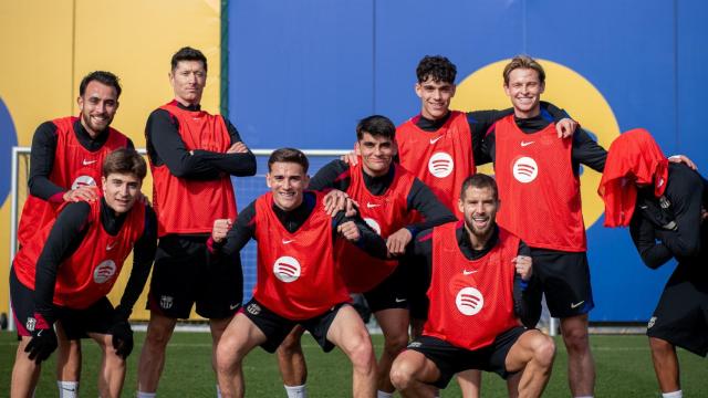 Los jugadores del Barça sonríen durante el entrenamiento en la Ciutat Esportiva