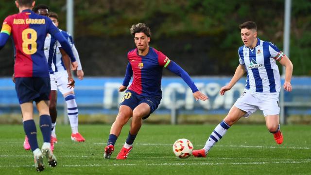 Guille Fernández lidera una jugada del Barça B contra el filial de la Real Sociedad