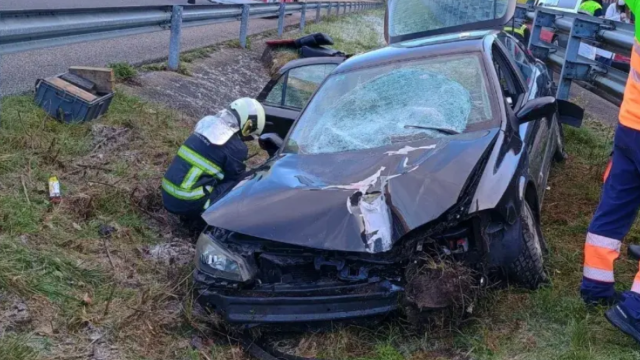 Un coche dañado tras un accidente de tráfico