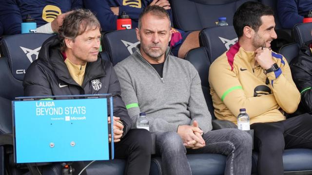 Hansi Flick, con su asistente Marcus Sorg durante el Barça-Alavés de Liga en Montjuïc