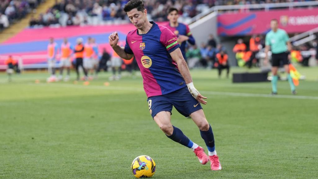 Robert Lewandowski controla el balón durante el Barça-Alavés de Liga