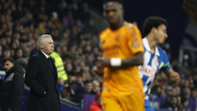 Carlo Ancelotti con el rostro serio durante el Espanyol-Real Madrid