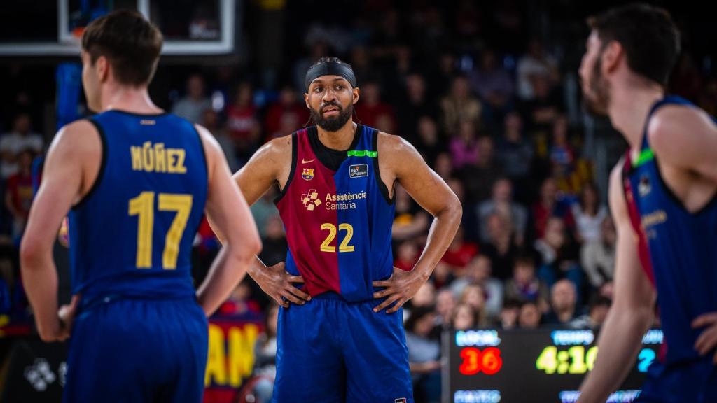 Los jugadores del Barça de basket, con los brazos en jarra, en el partido contra el BAXI Manresa