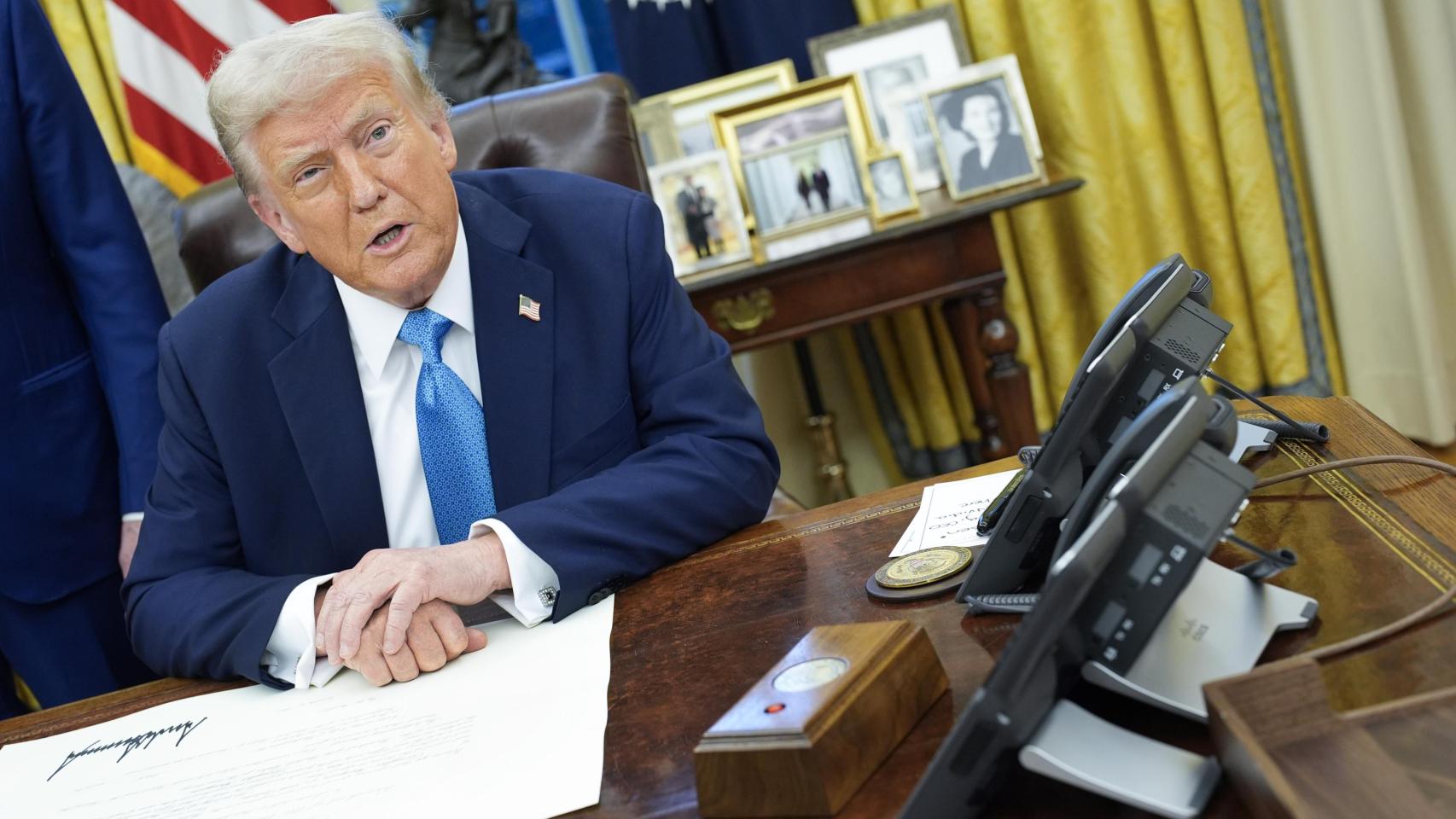 Donald Trump, presidente de Estados Unidos, firma una orden en el Despacho Oval de la Casa Blanca / EP
