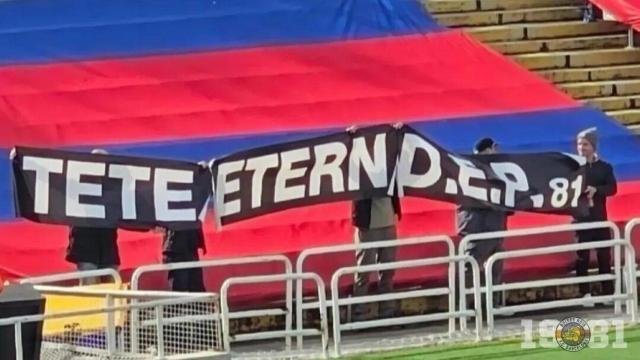 Los Boixos Nois cuelan una bandera en Montjuïc para homenajear a uno de los suyos, fallecido la semana pasada