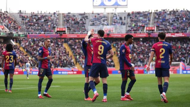 Los jugadores del Barça felicitan a Lewandowski por su gol anotado contra el Alavés