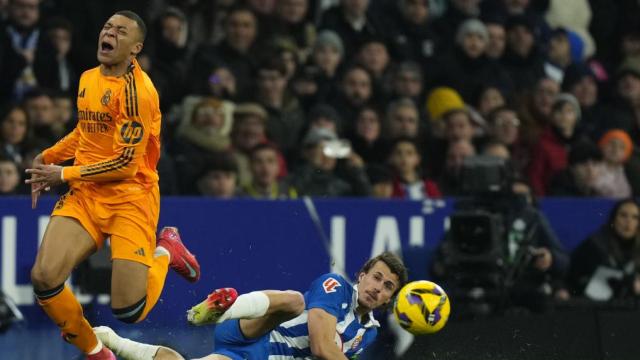 La dura entrada de Carlos Romero a Mbappé en el Espanyol-Real Madrid