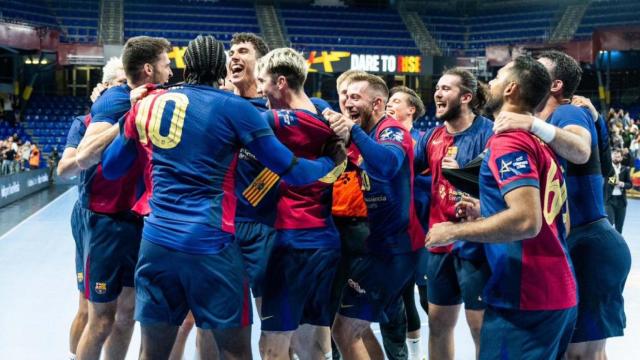 La euforia del Barça de balonmano, dirigido por Carlos Ortega, tras ganar en el Palau