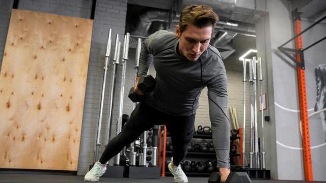 Deportista entrenando con pesas en un gimnasio