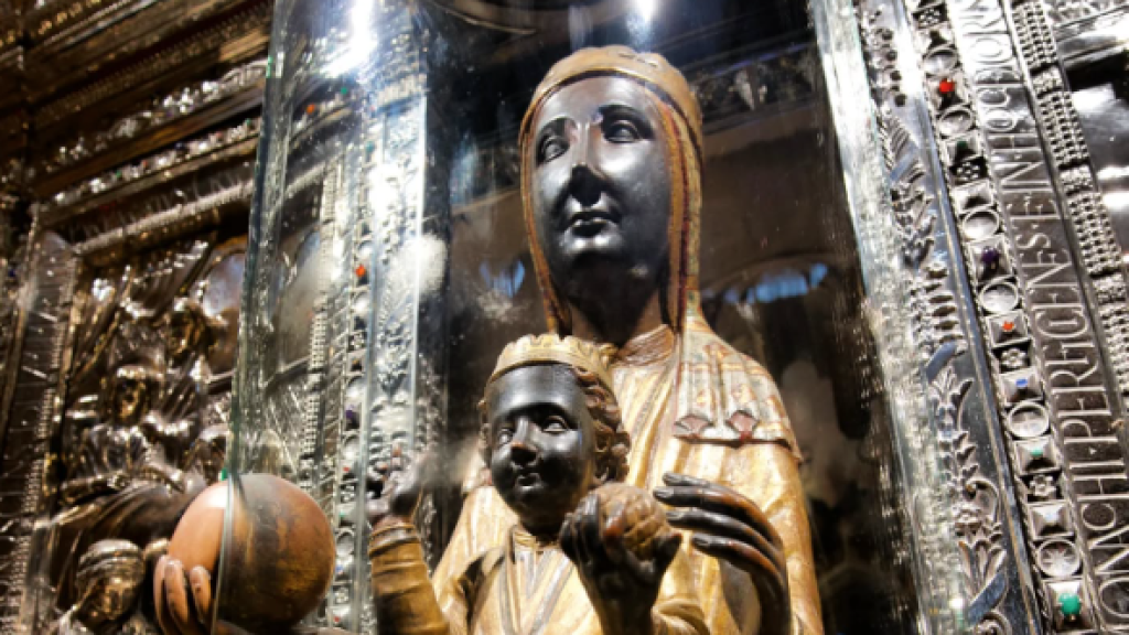 La Virgen de Montserrat, conocida popularmente como la Moreneta por su color