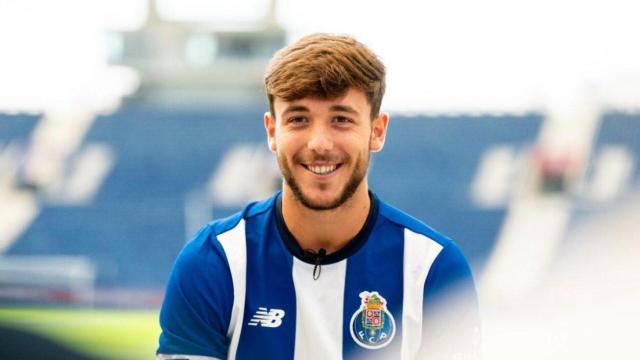 Nico González, en su presentación como jugador del Oporto en verano de 2023