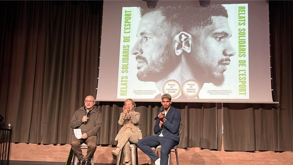 Ronald Araujo en el acto de clausura de la 19ª edición del libro 'Relats Solidaris de l'Esport'