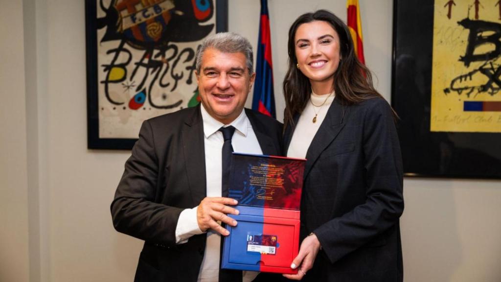 Ingrid Engen recibe el carnet de socia del Barça de la mano de Laporta