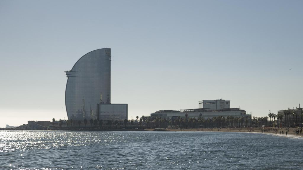 Día soleado en la playa de la Barceloneta