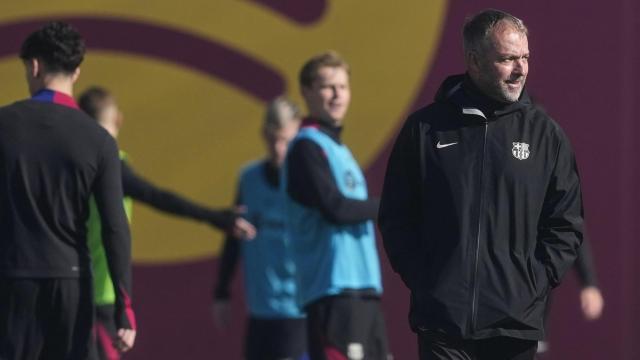 Flick dirige el entrenamiento del Barça, el día antes de jugar en Valencia